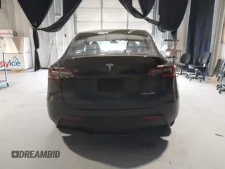2024 Tesla Model Y Long Range z VIN 7SAYGDEEXRA226636, wystawiony jako IAAI lot #41622144 z przebiegiem 8 908 mil mil oraz . Historia ofert i sprzedaży dostępna na DreamBid. Obrazek 16.