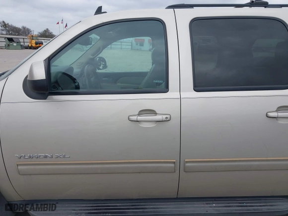 2013 GMC Yukon XL SLT with VIN 1GKS1KE02DR330318, listed as a IAAI auction lot 41526110 with 187,699 mi miles. Bid and sale history available at carsss.com. Image 14.