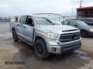 2015 Toyota Tundra SR5 z VIN 5TFEM5F11FX086460, wystawiony jako IAAI lot #41332311 z przebiegiem 150 660 mil mil oraz . Historia ofert i sprzedaży dostępna na DreamBid. Obrazek 1.