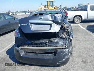 2008 Nissan Altima 2.5 SL with VIN 1N4AL21E18N447300, listed as a IAAI auction lot 40548669 with 178,745 mi miles. Bid and sale history available at carsss.com. Image 17.