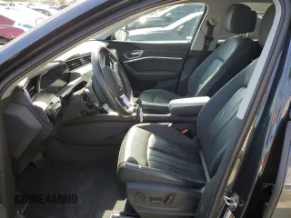 2019 Audi e-tron Premium Plus z VIN WA1LAAGEXKB015138, wystawiony jako Copart lot #48853815 z przebiegiem 35 816 mil mil oraz Szkody całkowita. Historia ofert i sprzedaży dostępna na DreamBid. Obrazek 7.
