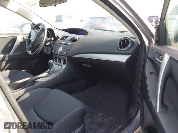 2010 Mazda 3 S Grand Touring z VIN JM1BL1S68A1276008, wystawiony jako IAAI lot #41453232 z przebiegiem 40 623 mil mil oraz . Historia ofert i sprzedaży dostępna na DreamBid. Obrazek 5.