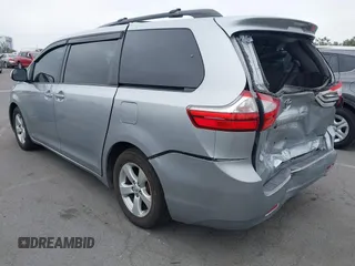 2015 Toyota Sienna LE AAS z VIN 5TDKK3DC3FS552378, wystawiony jako IAAI lot #42451782 z przebiegiem 257 916 mil mil oraz . Historia ofert i sprzedaży dostępna na DreamBid. Obrazek 3.