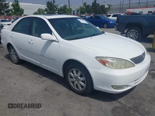 2003 Toyota Camry LE z VIN 4T1BF30K03U059469, wystawiony jako IAAI lot #42452405 z przebiegiem 145 799 mil mil oraz . Historia ofert i sprzedaży dostępna na DreamBid. Obrazek 1.