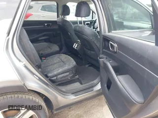 2023 Kia Sorento EX z VIN KNDRHDLG6P5209630, wystawiony jako IAAI lot #41967082 z przebiegiem 4095 mil mil oraz . Historia ofert i sprzedaży dostępna na DreamBid. Obrazek 8.