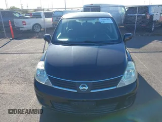 2009 Nissan Versa S z VIN 3N1BC13EX9L363180, wystawiony jako IAAI lot #42510405 z przebiegiem 113 287 mil mil oraz . Historia ofert i sprzedaży dostępna na DreamBid. Obrazek 6.