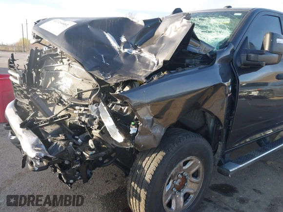 2024 Ram 2500 Tradesman z VIN 3C6UR5CL9RG245485, wystawiony jako IAAI lot #41724661 z przebiegiem 29 445 mil mil oraz . Historia ofert i sprzedaży dostępna na DreamBid. Obrazek 6.