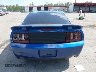 2008 Ford Mustang GT Deluxe z VIN 1ZVHT82H585192023, wystawiony jako IAAI lot #42170182 z przebiegiem 109 946 mil mil oraz . Historia ofert i sprzedaży dostępna na DreamBid. Obrazek 16.
