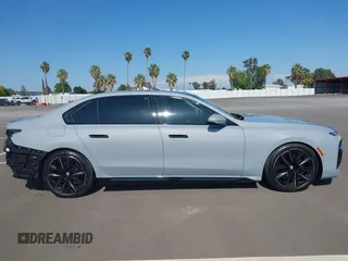 2023 BMW 7 Series 740i z VIN WBA23EH01PCM45774, wystawiony jako IAAI lot #42179372 z przebiegiem 12 033 mil mil oraz . Historia ofert i sprzedaży dostępna na DreamBid. Obrazek 14.