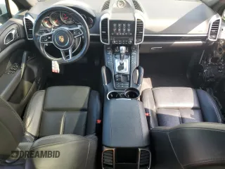 2017 Porsche Cayenne z VIN WP1AA2A23HKA80342, wystawiony jako Copart lot #60908035 z przebiegiem 61 583 mil mil oraz Szkoda całkowita • Salvage title. Historia ofert i sprzedaży dostępna na DreamBid. Obrazek 8.