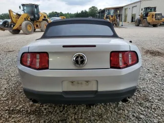 2012 Ford Mustang V6 z VIN 1ZVBP8EM4C5265359, wystawiony jako Copart lot #57124815 z przebiegiem 169 977 mil mil oraz Szkoda całkowita • Salvage title. Historia ofert i sprzedaży dostępna na DreamBid. Obrazek 6.