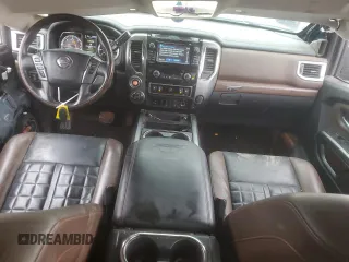 2017 Nissan Titan Platinum Reserve z VIN 1N6BA1F40HN569996, wystawiony jako Copart lot #55887505 z przebiegiem 93 488 mil mil oraz Szkoda całkowita • Salvage title. Historia ofert i sprzedaży dostępna na DreamBid. Obrazek 8.