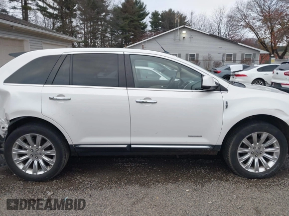 2011 Lincoln MKX with VIN 2LMDJ8JK0BBJ08813, listed as a IAAI auction lot 40978551 with 184,382 mi miles. Bid and sale history available at carsss.com. Image 13.