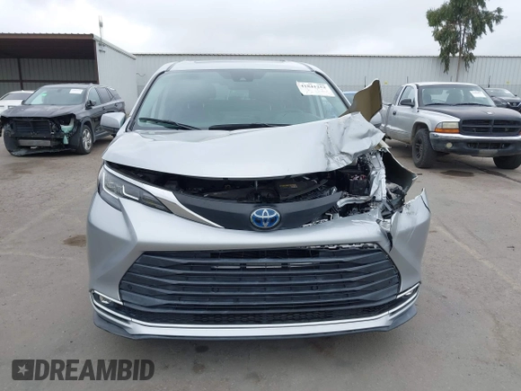 2021 Toyota Sienna XLE with VIN 5TDYRKEC6MS069690, listed as a IAAI auction lot 41841252 with 56,632 mi miles. Bid and sale history available at carsss.com. Image 12.