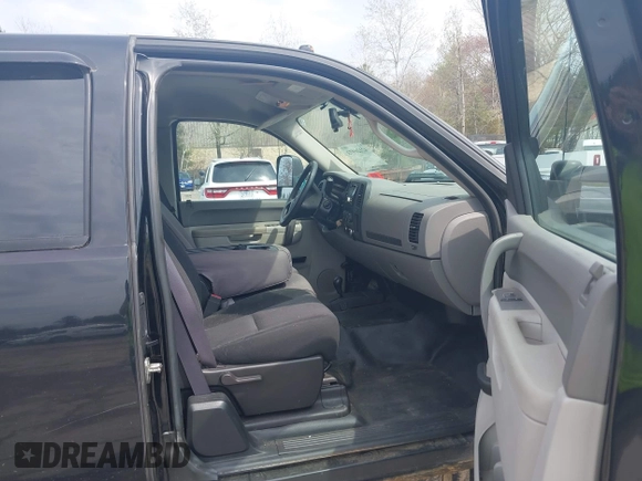2011 GMC Sierra 2500HD Work Truck z VIN 1GT22ZC82BZ459036, wystawiony jako IAAI lot #42126973 z przebiegiem 122 296 mil mil oraz . Historia ofert i sprzedaży dostępna na DreamBid. Obrazek 5.