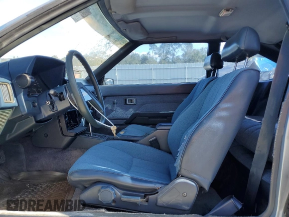 1983 Toyota Celica z VIN JT2RA64L7D6174381, wystawiony jako Copart lot #75986554 z przebiegiem 312 583 mil mil oraz Szkoda całkowita • Salvage title. Historia ofert i sprzedaży dostępna na DreamBid. Obrazek 7.