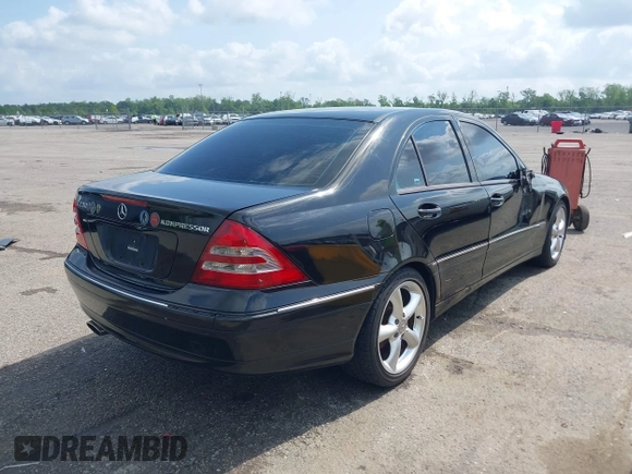 2004 Mercedes-Benz C 230 Kompressor z VIN WDBRF40J64F505984, wystawiony jako IAAI lot #42108989 z przebiegiem 120 383 mil mil oraz . Historia ofert i sprzedaży dostępna na DreamBid. Obrazek 4.