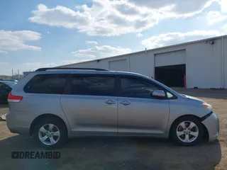 2014 Toyota Sienna LE AAS z VIN 5TDKK3DC9ES454227, wystawiony jako IAAI lot #42030131 z przebiegiem 107 392 mil mil oraz . Historia ofert i sprzedaży dostępna na DreamBid. Obrazek 13.