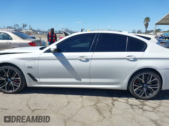 2023 BMW 5 Series 530e z VIN WBA13AG02PCM85786, wystawiony jako IAAI lot #41830816 z przebiegiem 44 695 mil mil oraz . Historia ofert i sprzedaży dostępna na DreamBid. Obrazek 15.