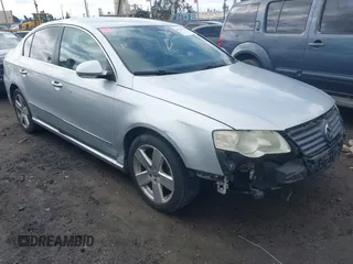 2008 Volkswagen Passat Turbo z VIN WVWJK73C88P005253, wystawiony jako IAAI lot #41529353 z przebiegiem 215 410 mil mil oraz . Historia ofert i sprzedaży dostępna na DreamBid. Obrazek 1.