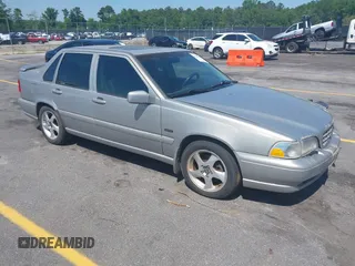 1998 Volvo S70 z VIN YV1LS5342W1453472, wystawiony jako IAAI lot #42124567 z przebiegiem 336 843 mil mil oraz . Historia ofert i sprzedaży dostępna na DreamBid. Obrazek 1.