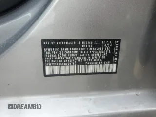 2025 Volkswagen Jetta SE z VIN 3VW7X7BUXSM029750, wystawiony jako Copart lot #63030215 z przebiegiem 16 812 mil mil oraz Czysty tytuł • Clean title. Historia ofert i sprzedaży dostępna na DreamBid. Obrazek 12.