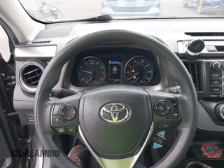 2017 Toyota RAV4 LE z VIN JTMZFREVXHJ107299, wystawiony jako IAAI lot #42422033 z przebiegiem 56 687 mil mil oraz . Historia ofert i sprzedaży dostępna na DreamBid. Obrazek 7.