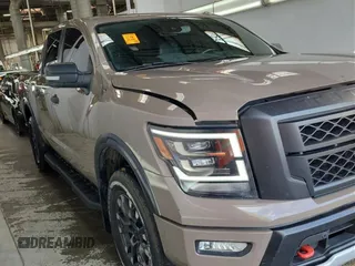 2021 Nissan Titan SV z VIN 1N6AA1ED9MN525289, wystawiony jako Copart lot #49928375 z przebiegiem 52 037 mil mil oraz Czysty tytuł • Clean title. Historia ofert i sprzedaży dostępna na DreamBid. Obrazek 3.