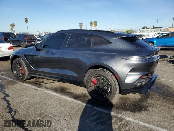 2023 Aston Martin DBX 707 z VIN SD7VUJBW6PTV07155, wystawiony jako Copart lot #85346734 z przebiegiem 6819 mil mil oraz Szkody całkowita. Historia ofert i sprzedaży dostępna na DreamBid. Obrazek 2.