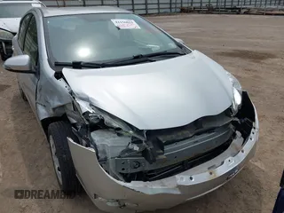 2014 Toyota Prius One z VIN JTDKDTB35E1061058, wystawiony jako IAAI lot #42156011 z przebiegiem 105 196 mil mil oraz . Historia ofert i sprzedaży dostępna na DreamBid. Obrazek 6.