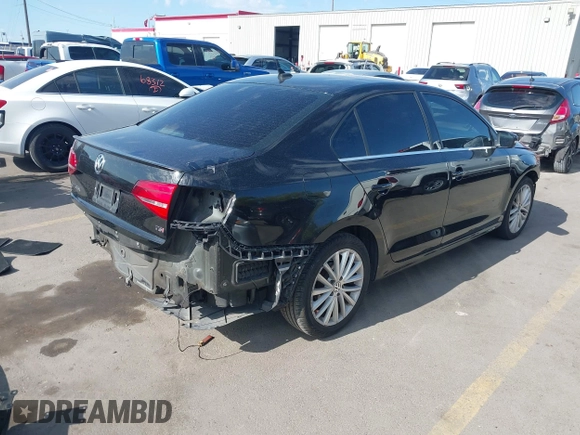 2015 Volkswagen Jetta SE z VIN 3VWD17AJ4FM235602, wystawiony jako IAAI lot #42073616 z przebiegiem 183 291 mil mil oraz . Historia ofert i sprzedaży dostępna na DreamBid. Obrazek 4.
