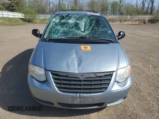 2005 Chrysler Town & Country Touring with VIN 2C4GP54L95R562827, listed as a Copart auction lot 54686275 with 91,032 mi miles and Clean Title. Bid and sale history available at carsss.com. Image 5.