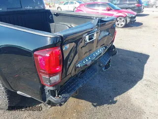 2023 Toyota Tacoma SR5 z VIN 3TYAZ5CN5PT036387, wystawiony jako IAAI lot #42077284 z przebiegiem 34 568 mil mil oraz . Historia ofert i sprzedaży dostępna na DreamBid. Obrazek 18.