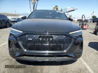 2023 Audi e-tron Chronos z VIN WA1VABGE3PB013236, wystawiony jako Copart lot #57913445 z przebiegiem 9 501 mil mil oraz Szkoda całkowita • Salvage title. Historia ofert i sprzedaży dostępna na DreamBid. Obrazek 5.
