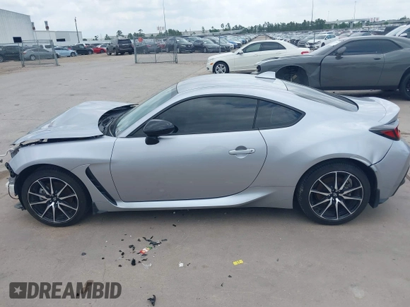 2023 Toyota 86 z VIN JF1ZNBC15P8759916, wystawiony jako IAAI lot #42160271 z przebiegiem 28 360 mil mil oraz . Historia ofert i sprzedaży dostępna na DreamBid. Obrazek 15.