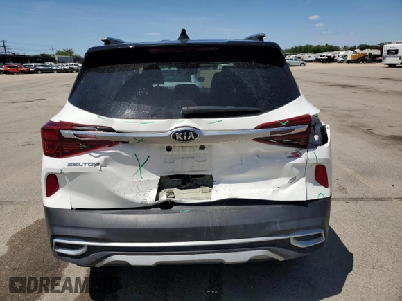 2021 Kia Seltos S z VIN KNDEU2AA5M7075898, wystawiony jako Copart lot #57243215 z przebiegiem 48 361 mil mil oraz Szkoda całkowita • Salvage title. Historia ofert i sprzedaży dostępna na DreamBid. Obrazek 6.