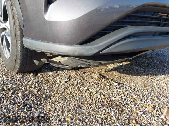 2024 Toyota Highlander LE z VIN 5TDKDRAH0RS528587, wystawiony jako IAAI lot #42002196 z przebiegiem 9 363 mil mil oraz . Historia ofert i sprzedaży dostępna na DreamBid. Obrazek 17.