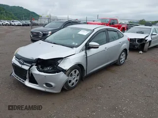 2013 Ford Focus SE z VIN 1FADP3F25DL113699, wystawiony jako IAAI lot #42308712 z przebiegiem 137 312 mil mil oraz . Historia ofert i sprzedaży dostępna na DreamBid. Obrazek 2.