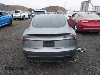 2025 Tesla Model 3 Long Range z VIN 5YJ3E1EA0SF906935, wystawiony jako IAAI lot #41915554 z przebiegiem 1 715 mil mil oraz . Historia ofert i sprzedaży dostępna na DreamBid. Obrazek 16.