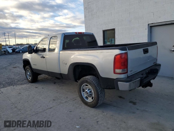 2011 GMC Sierra 2500HD Work Truck z VIN 1GT22ZCG1BZ362840, wystawiony jako Copart lot #83610494 z przebiegiem 226 482 mil mil oraz Szkoda całkowita • Salvage title. Historia ofert i sprzedaży dostępna na DreamBid. Obrazek 2.