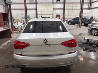 2016 Volkswagen Passat S z VIN 1VWAS7A30GC013577, wystawiony jako IAAI lot #42231654 z przebiegiem 84 918 mil mil oraz . Historia ofert i sprzedaży dostępna na DreamBid. Obrazek 17.