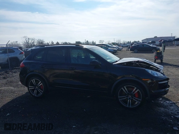 2012 Porsche Cayenne Turbo z VIN WP1AC2A23CLA84310, wystawiony jako IAAI lot #41530314 z przebiegiem 103 859 mil mil oraz . Historia ofert i sprzedaży dostępna na DreamBid. Obrazek 13.