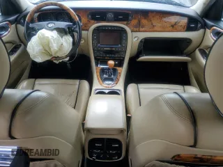 2007 Jaguar XJ Vanden Plas z VIN SAJWA82B67SH13461, wystawiony jako Copart lot #49654865 z przebiegiem 151 298 mil mil oraz Szkody całkowita. Historia ofert i sprzedaży dostępna na DreamBid. Obrazek 8.