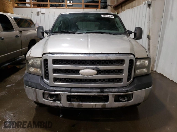 2005 Ford Excursion Special Serv z VIN 1FMSU41P25EC24926, wystawiony jako Copart lot #83532424 z przebiegiem 176 253 mil mil oraz Czysty tytuł • Clean title. Historia ofert i sprzedaży dostępna na DreamBid. Obrazek 5.