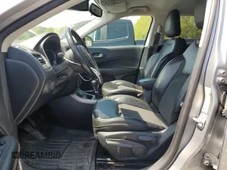 2020 Jeep Compass Latitude z VIN 3C4NJDBB3LT100870, wystawiony jako Copart lot #55840125 z przebiegiem 58 999 mil mil oraz Szkoda całkowita • Salvage title. Historia ofert i sprzedaży dostępna na DreamBid. Obrazek 7.