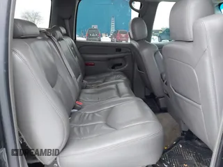 2005 Chevrolet Suburban Z71 with VIN 3GNFK16ZX5G284585, listed as a IAAI auction lot 41588062 with 212,848 mi miles. Bid and sale history available at carsss.com. Image 8.