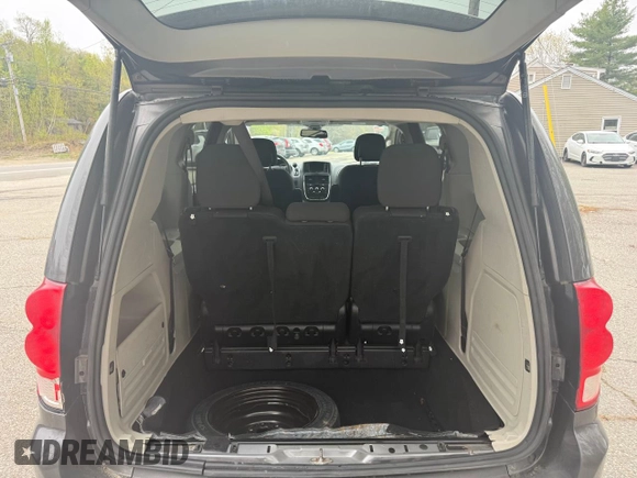 2019 Dodge Grand Caravan SE with VIN 2C4RDGBG2KR718687, listed as a Copart auction lot 55877605 with 199,604 mi miles and Clean Title. Bid and sale history available at DreamBid. Image 9.