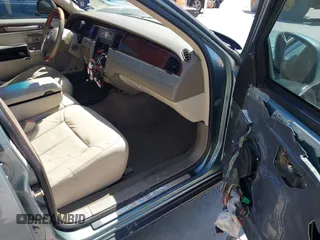 2004 Lincoln Town Car Ultimate z VIN 1LNHM83W74Y688961, wystawiony jako IAAI lot #42222464 z przebiegiem 132 780 mil mil oraz . Historia ofert i sprzedaży dostępna na DreamBid. Obrazek 5.