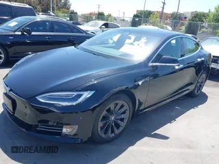 2018 Tesla Model S 75D z VIN 5YJSA1E25JF292480, wystawiony jako IAAI lot #42244185 z przebiegiem 42 199 mil mil oraz . Historia ofert i sprzedaży dostępna na DreamBid. Obrazek 2.