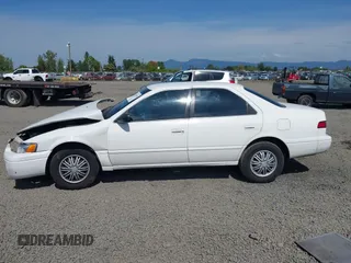 1999 Toyota Camry LE z VIN 4T1BG22K0XU862535, wystawiony jako IAAI lot #42116856 z przebiegiem 186 094 mil mil oraz . Historia ofert i sprzedaży dostępna na DreamBid. Obrazek 15.